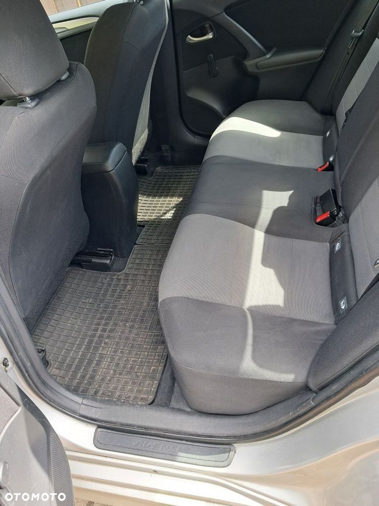 Toyota Avensis - 8