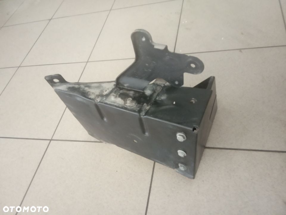 Maserati granturismo mocowanie nadkola lewe wzmocnienie