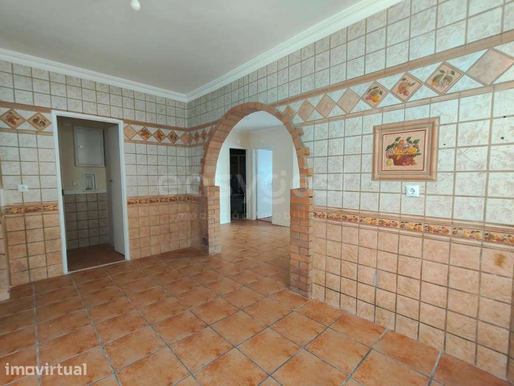 T2 com 95 m², cheio de luz natural e arrecadação na Tapada das Mercês - Grande imagem: 5/17