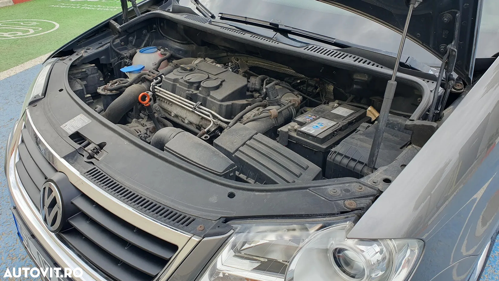 Volkswagen Touran 1.9 TDI DSG United - 28