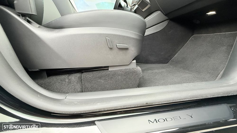 Tesla Model Y Performance Dual Motor AWD - 17
