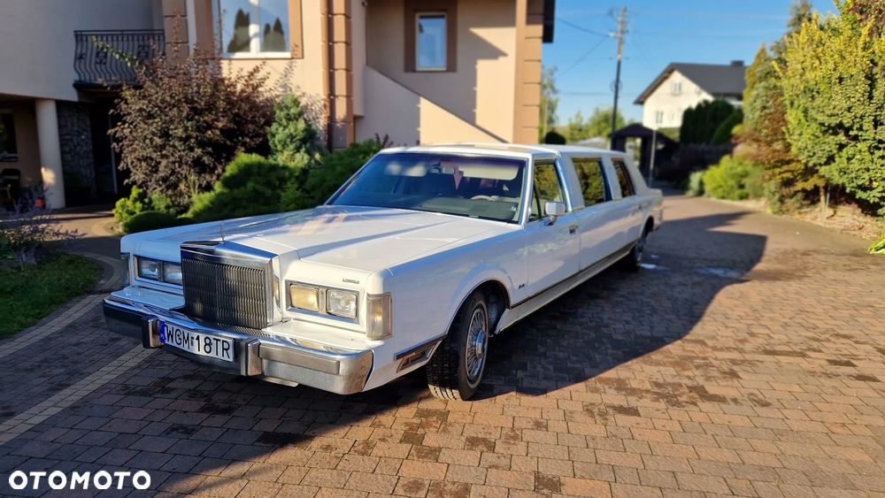 Lincoln Town Car - 2