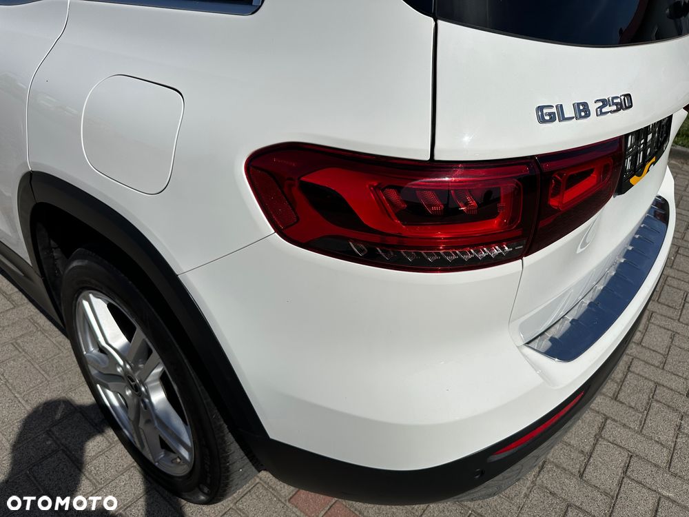 Mercedes-Benz GLB 250 4Matic 8G-DCT - 13