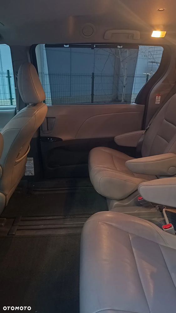 Toyota Sienna - 8