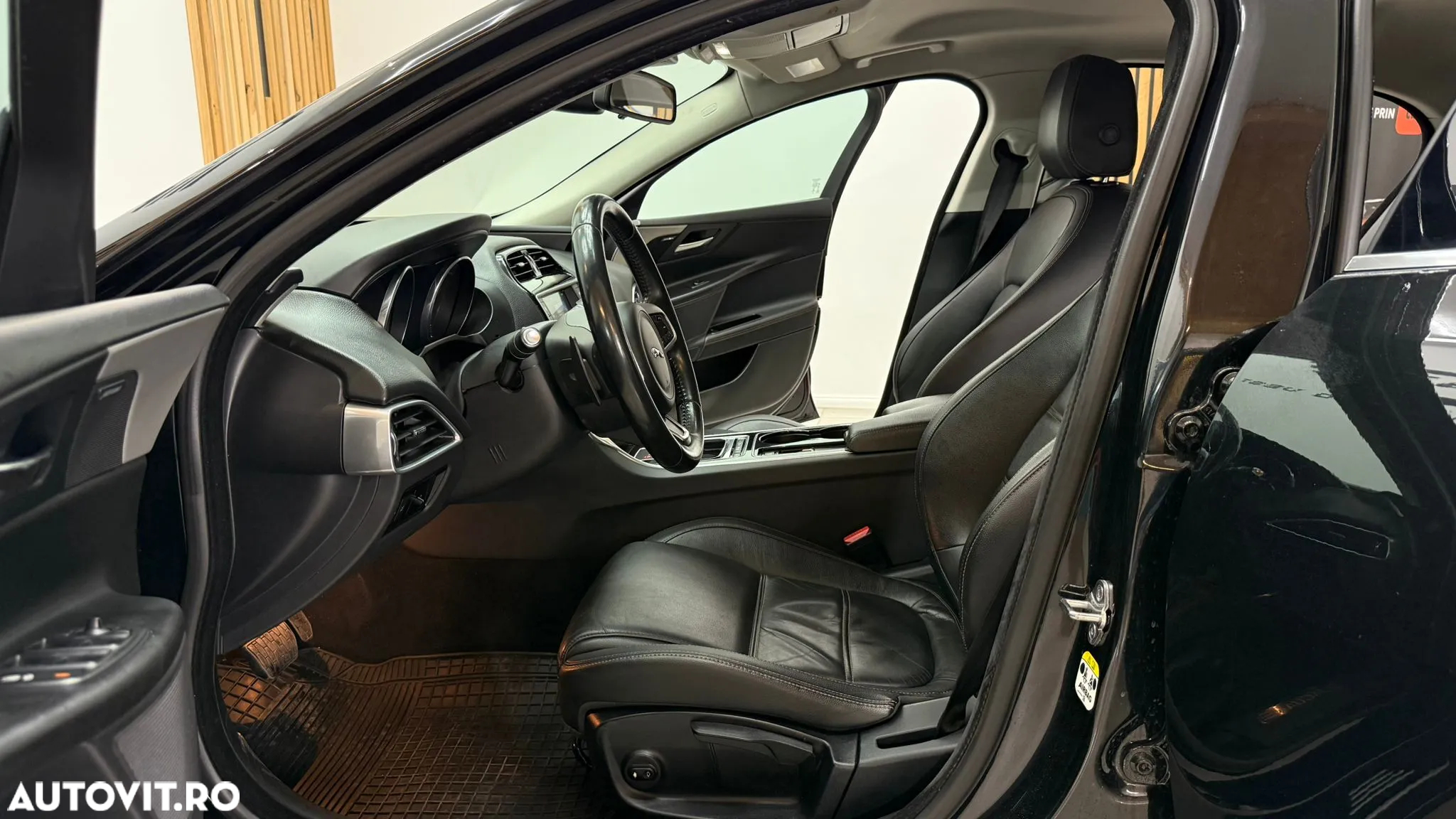 Jaguar XE 2.0 Portfolio - 16