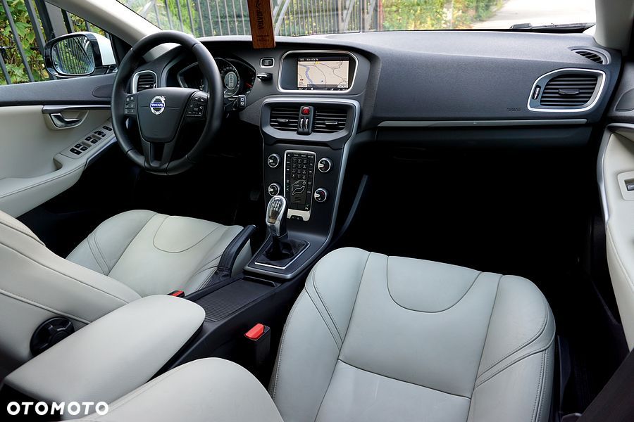 Volvo V40 D2 Summum - 28