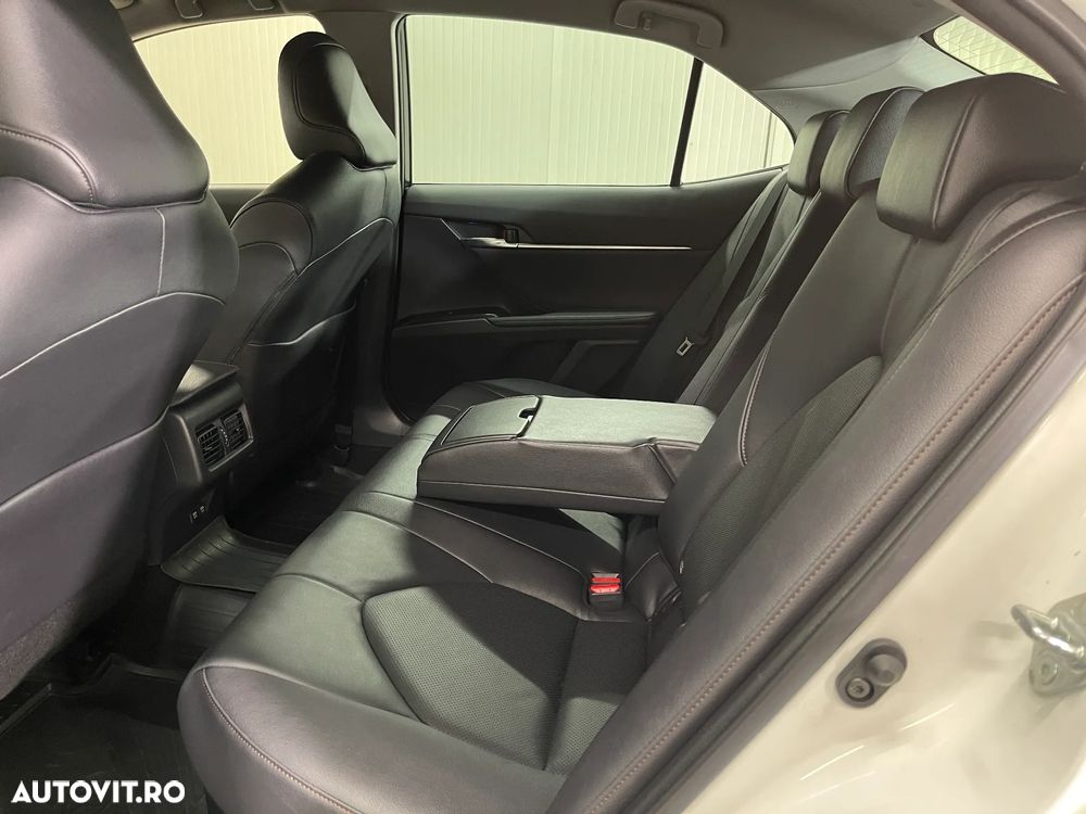 Toyota Camry 2.5 Hybrid Business - 11