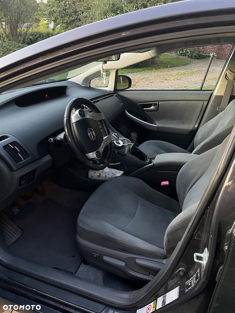 Toyota Prius (Hybrid) - 16