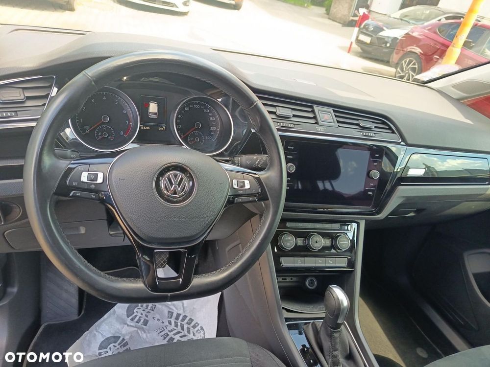 Volkswagen Touran - 12