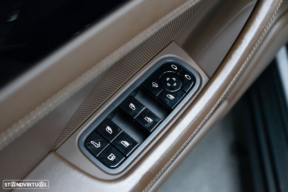 Porsche Panamera 4 E-Hybrid - 30