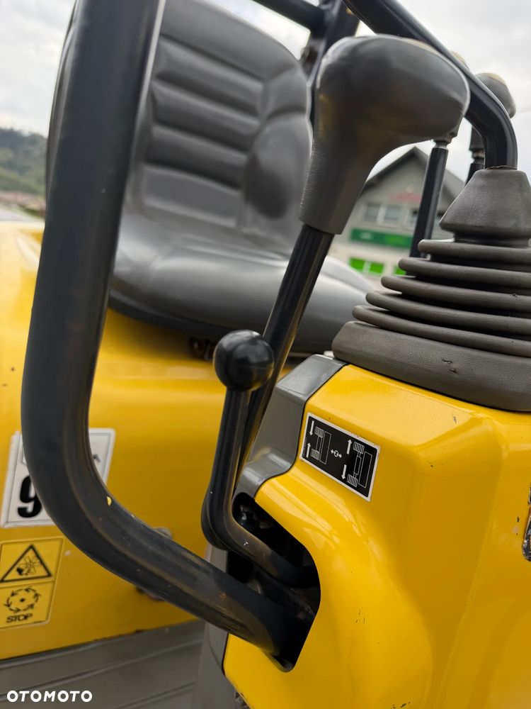 Yanmar SV08-1AS Japońska Minikoparka Gąsienicowa. Koparka 1,1 tony. Maszyna jak Nowa. 2017rok. Pochodzi z Norweskiego Gospodarstwa Ogrodniczego! 2 Rozsuwane Podwozie. Dokumentacja. Dodatkowe sekscje Hydrauliczne na młot lub wiertnice. Ani deka luzów czy wycieków. Szybkozłącze. Skrętne ramię. OKAZJA Zadbana Maszyna! Bardzo oszczędny silnik Yanmar. Mocne pompy Hydrauliczne!! 851mtg. Ani deka luzów czy wycieków, Aktualna Dekra. Po serwisach! - 34