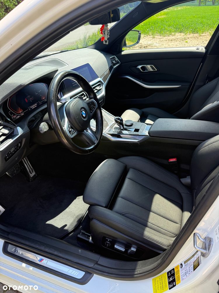 BMW Seria 3 330i xDrive M Sport - 38