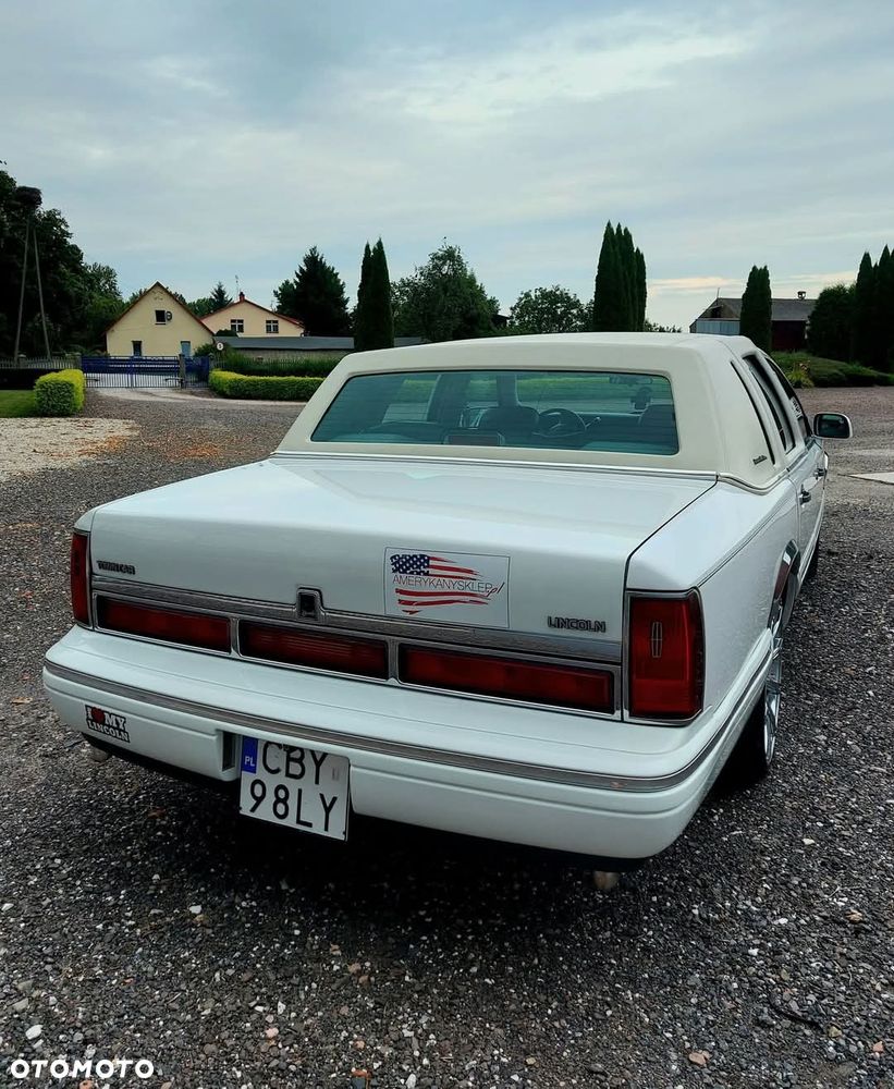 Lincoln Town Car - 2