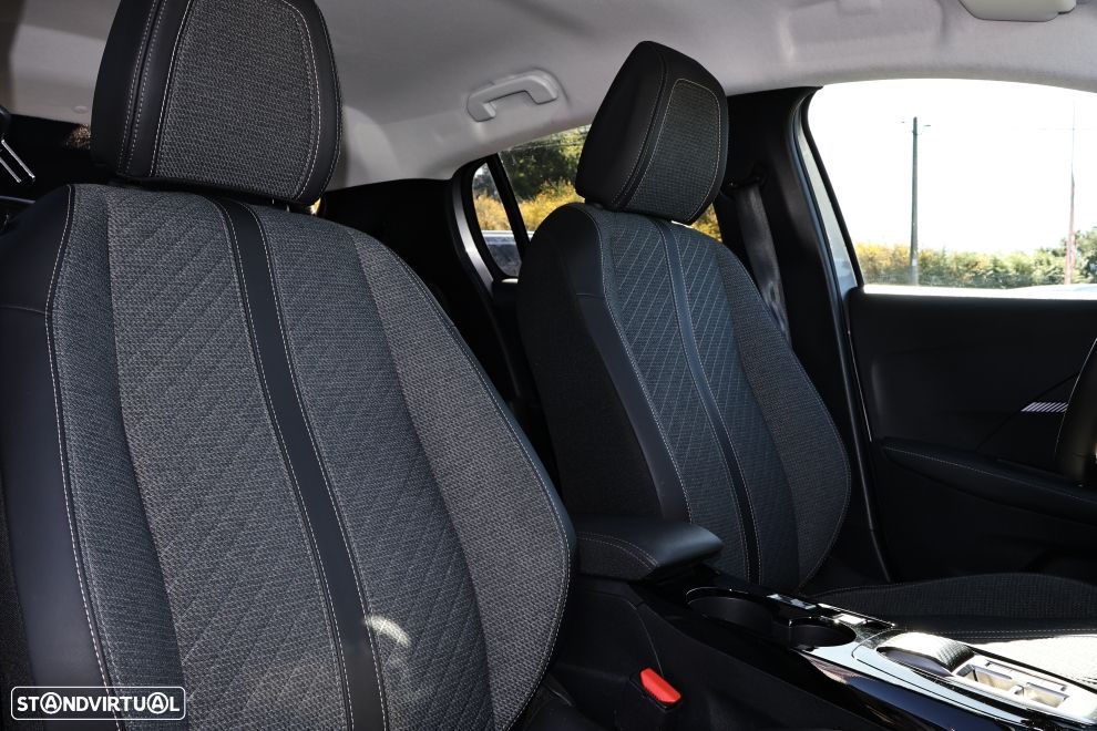 Peugeot e-208 Allure - 12