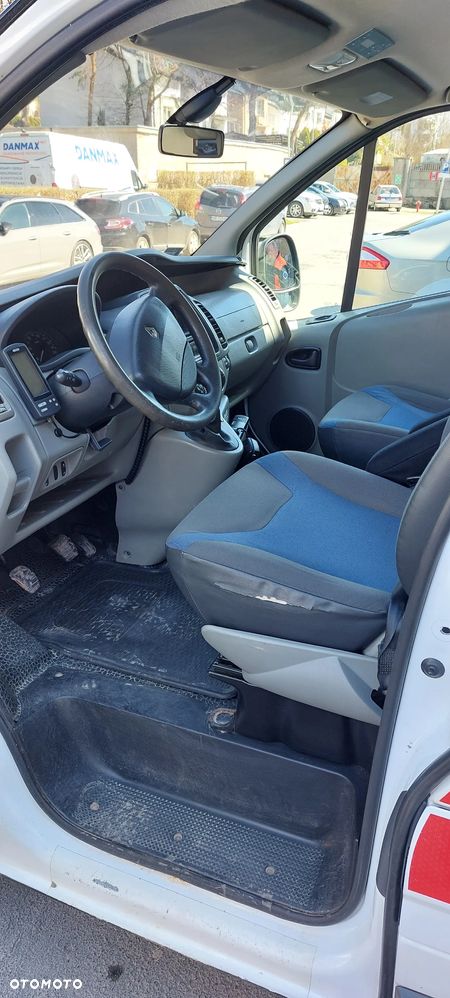 Renault Trafic ambulans - 9