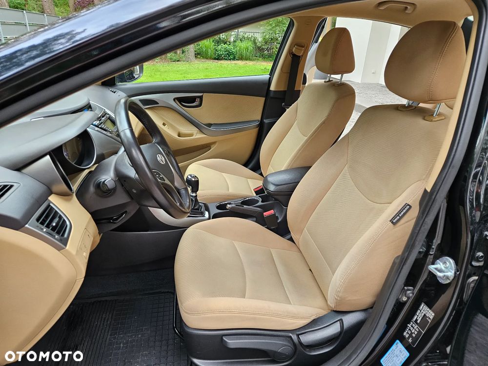 Hyundai Elantra 1.6 Comfort - 10