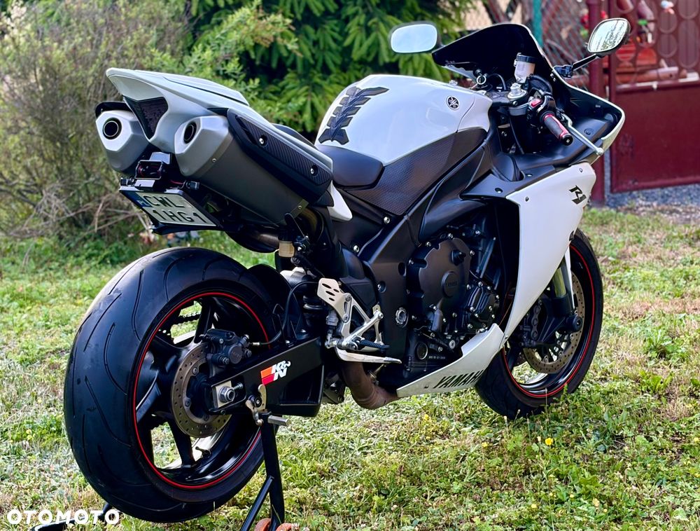 Yamaha R1 - 8
