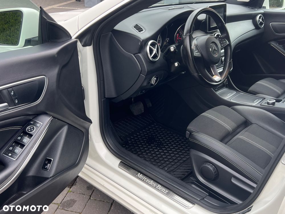 Mercedes-Benz CLA 200 7G-DCT UrbanStyle Edition - 20