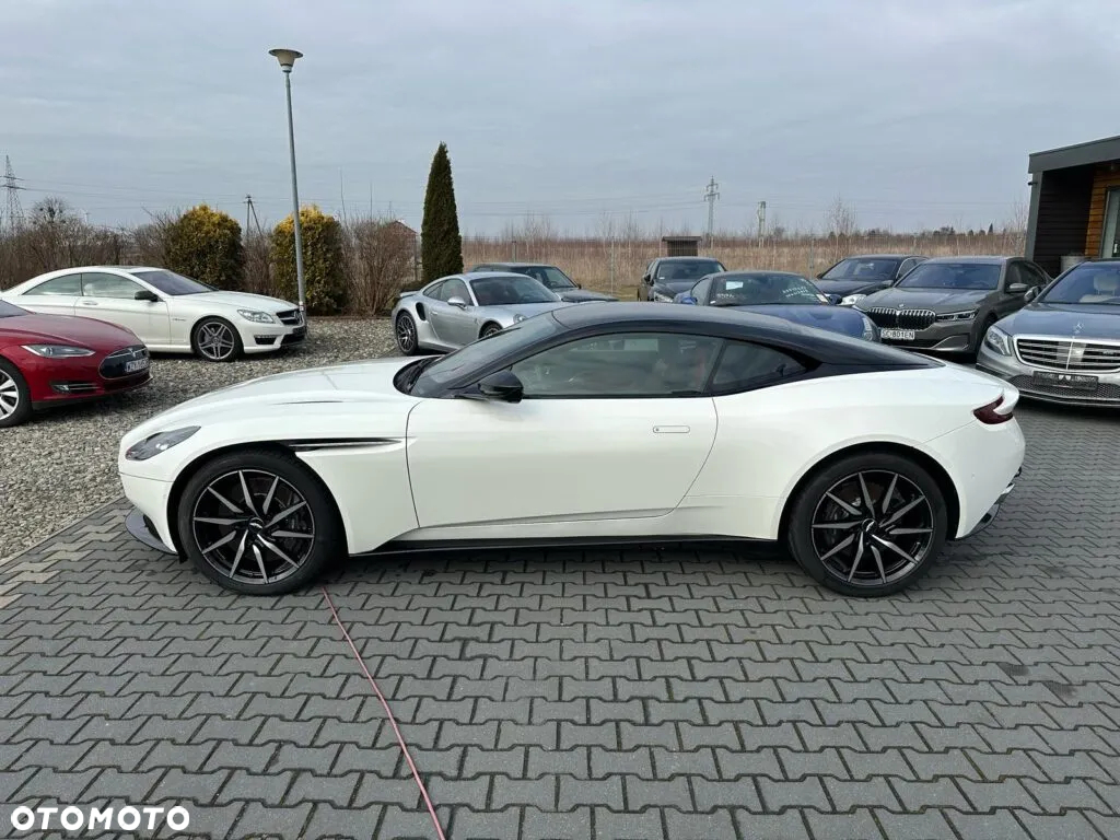 Aston Martin DB11 V8 Coupe - 9
