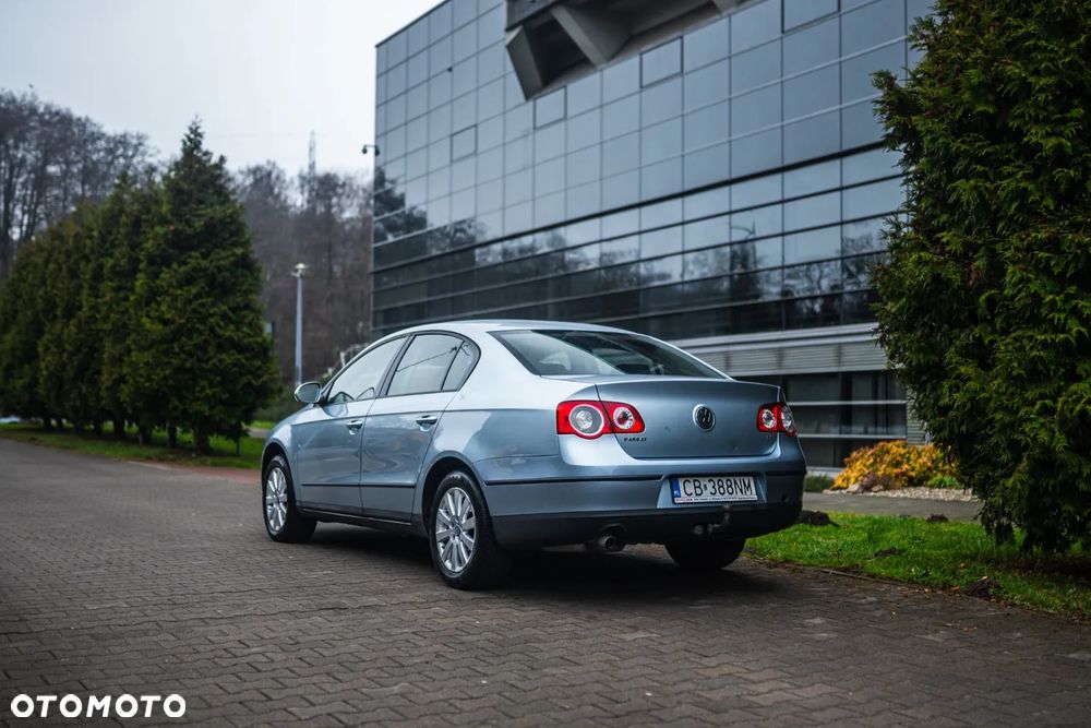 Volkswagen Passat 1.6 FSI Comfortline - 16