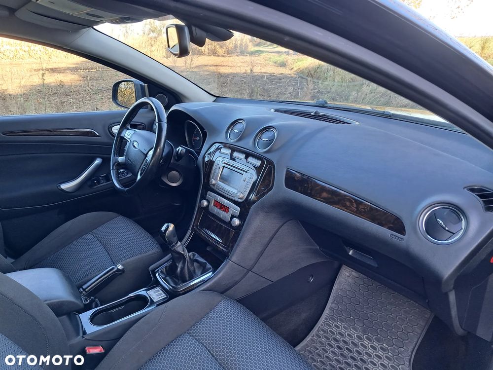 Ford Mondeo 2.0 Ghia - 14