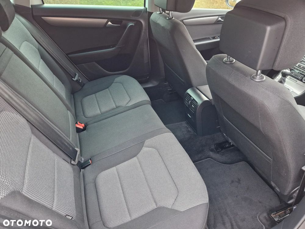 Volkswagen Passat - 32