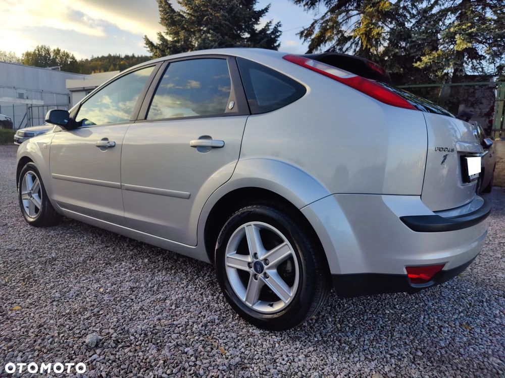 Ford Focus 1.6 Ghia - 25