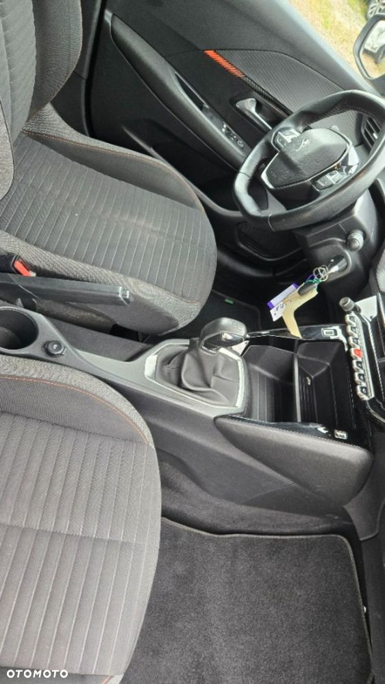 Peugeot 208 - 16