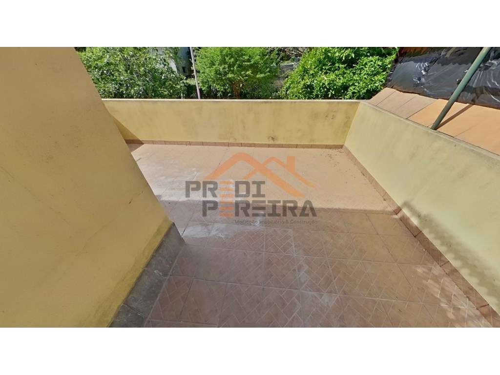 Situado em Mem Martins, T2 com terraço, totalmente remodelado. - Grande imagem: 3/25