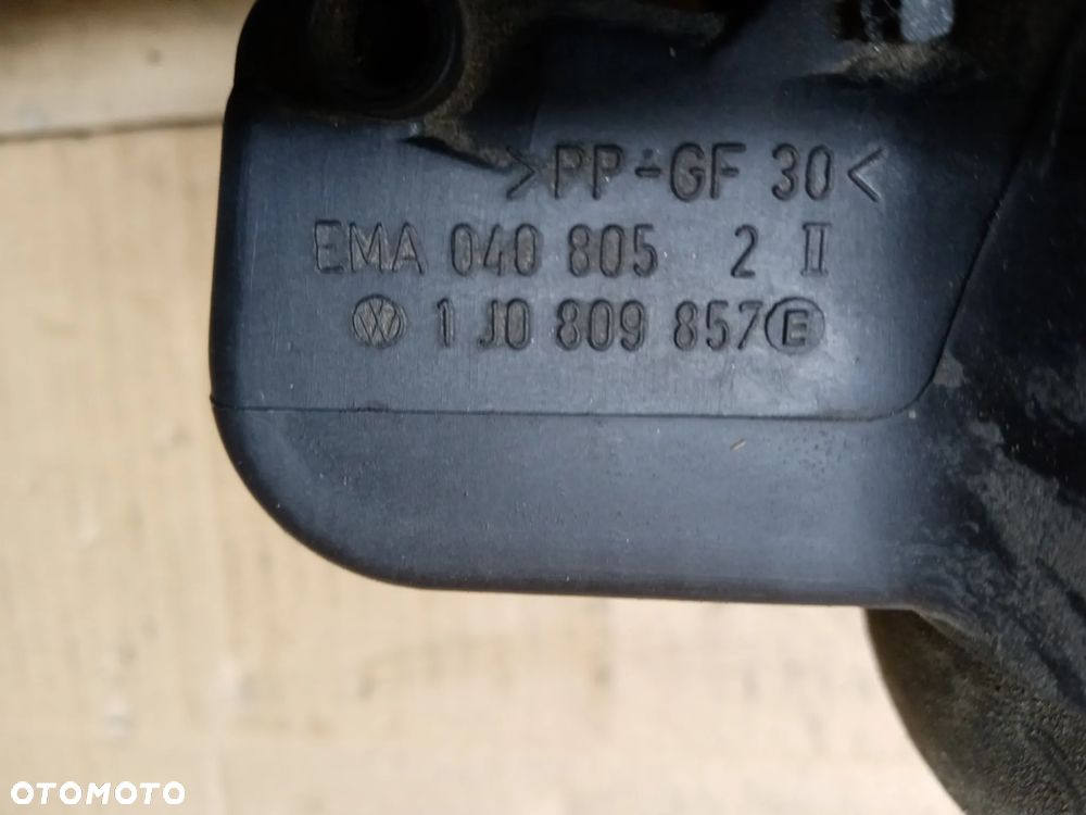 Klapka wlewu paliwa VW Golf IV 4 Kombi 1J0809857E - 5