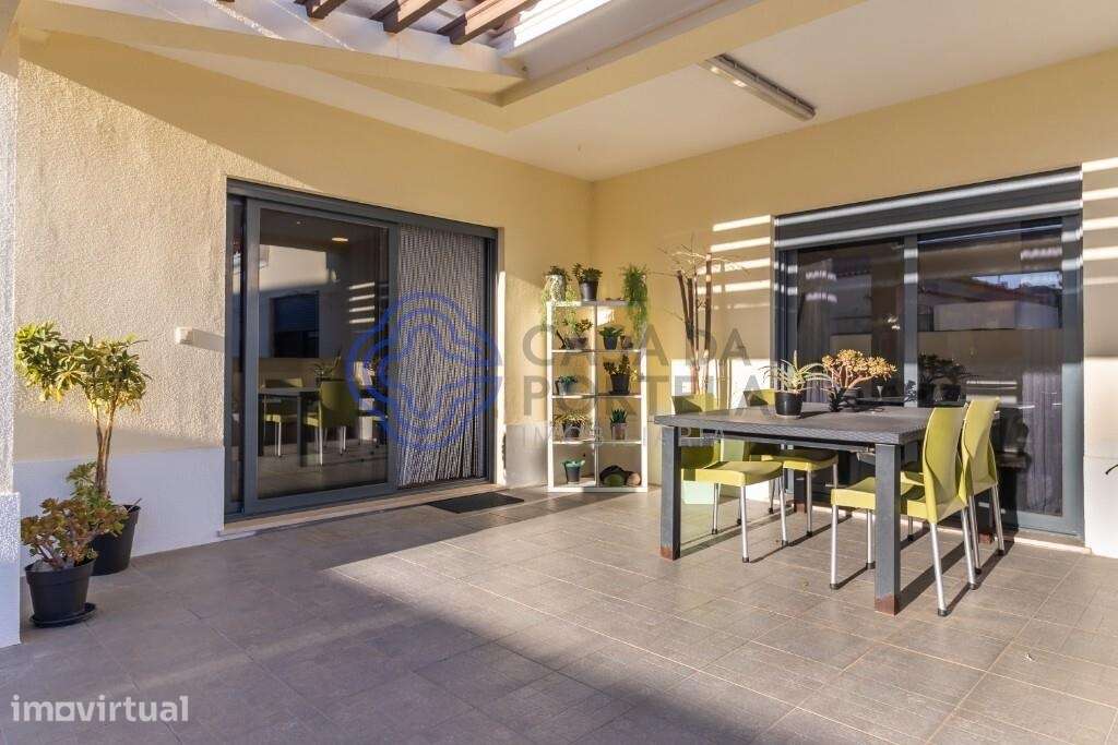 Moradia com piscina e jardim - Grande imagem: 2/41