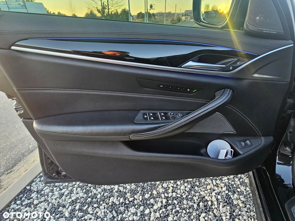 BMW Seria 5 M550i xDrive sport - 19