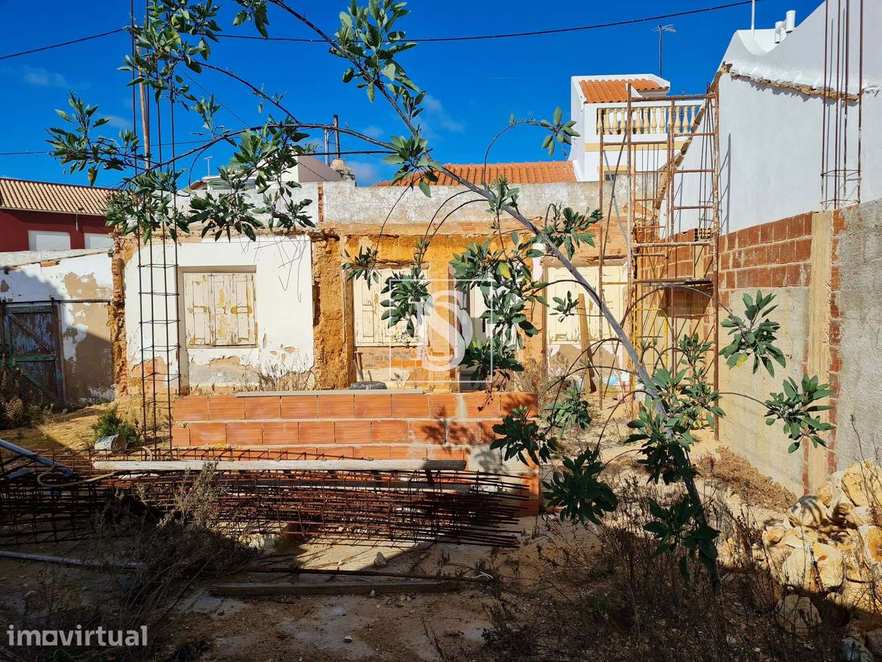 Moradia com projeto de renovação e ampliação aprovado no Parchal - Grande imagem: 3/6