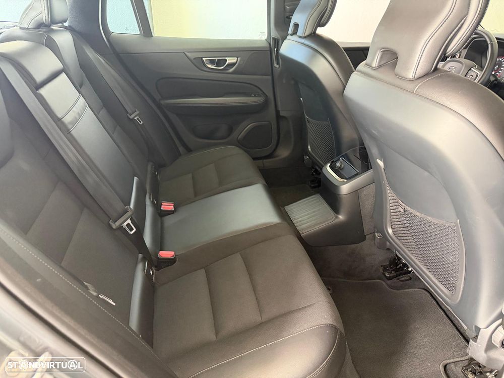 Volvo V60 2.0 T8 AWD TE Momentum Plus - 22