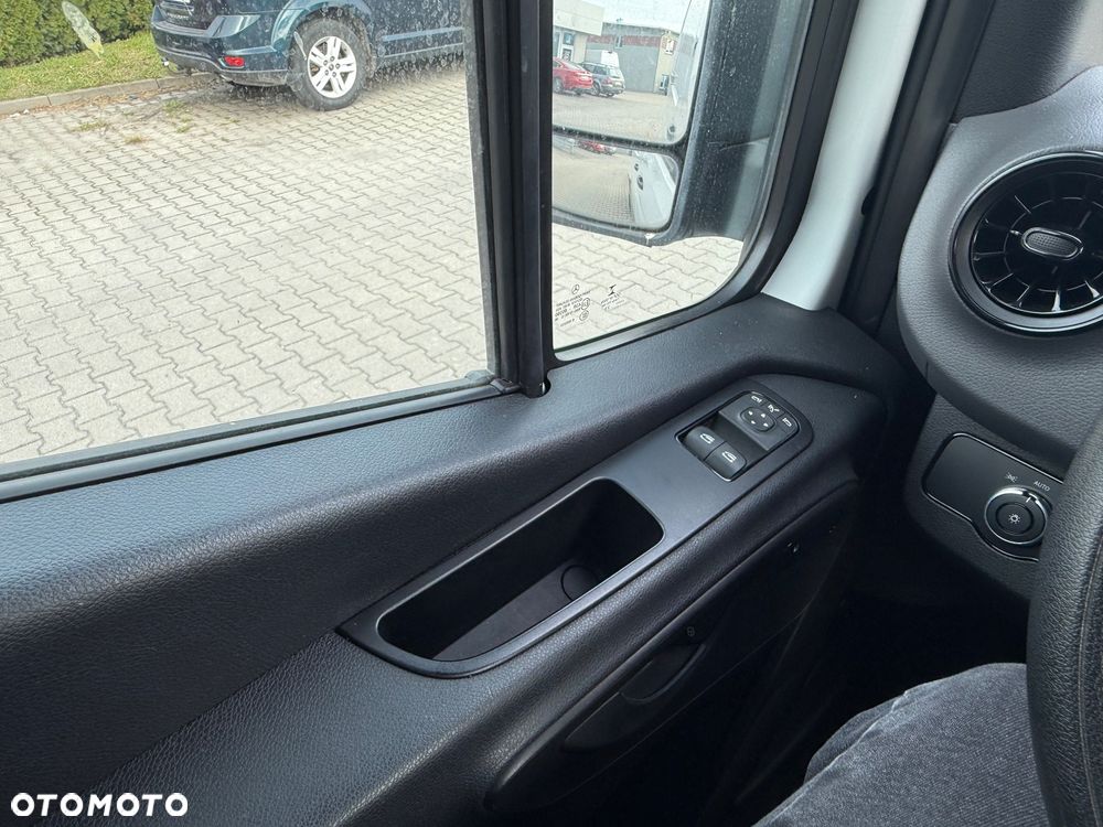 Mercedes-Benz Sprinter - 12