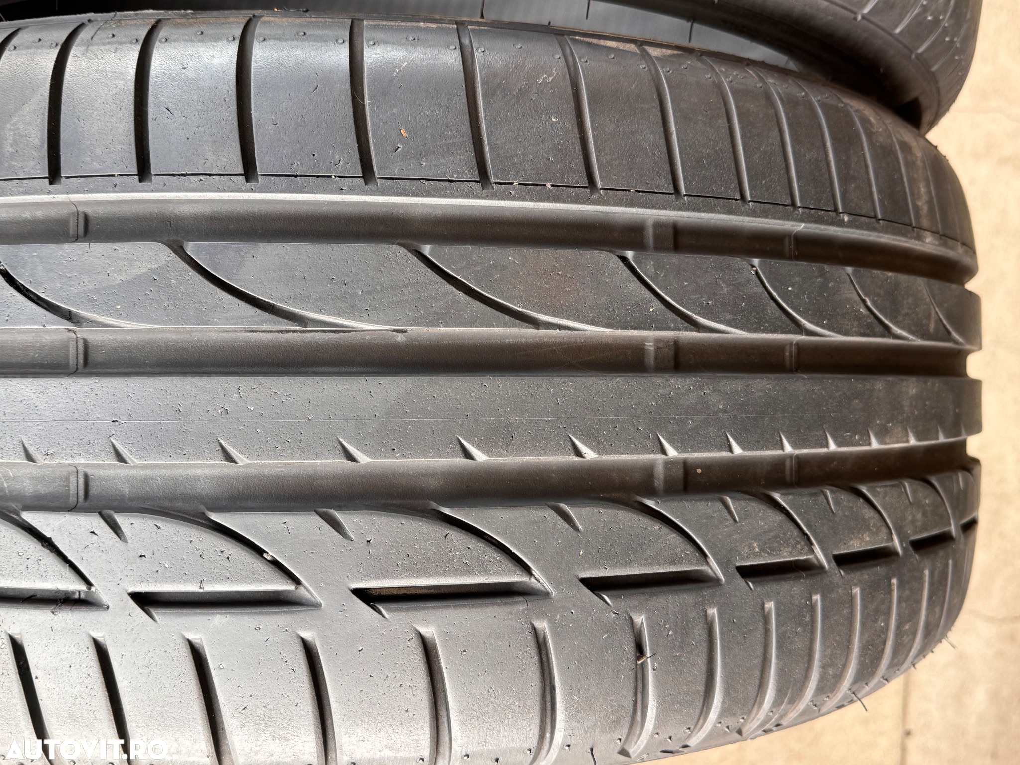Vând 2 anvelope 235/40/19 bridgestone de vară ca noi - 4