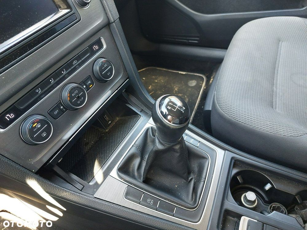 Volkswagen Golf - 22