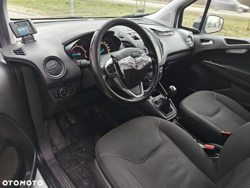 Ford Transit Courier - 10