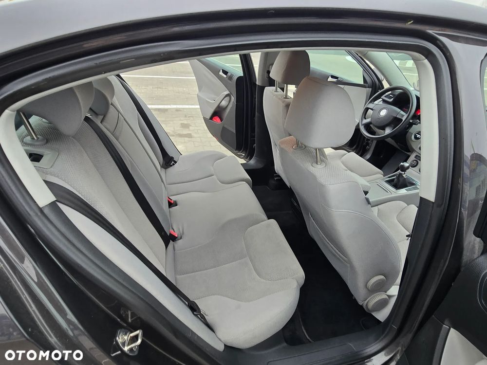 Volkswagen Passat 1.9 TDI Comfortline - 25
