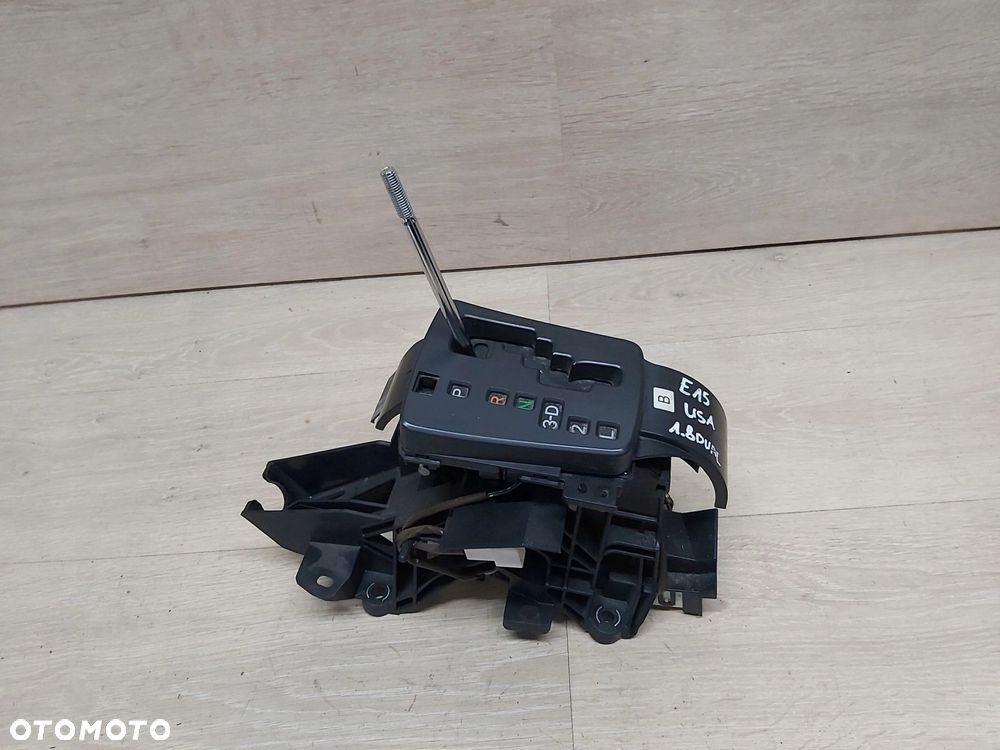 Toyota Corolla E15 lewarek zmiany biegów automat wybierak - 1