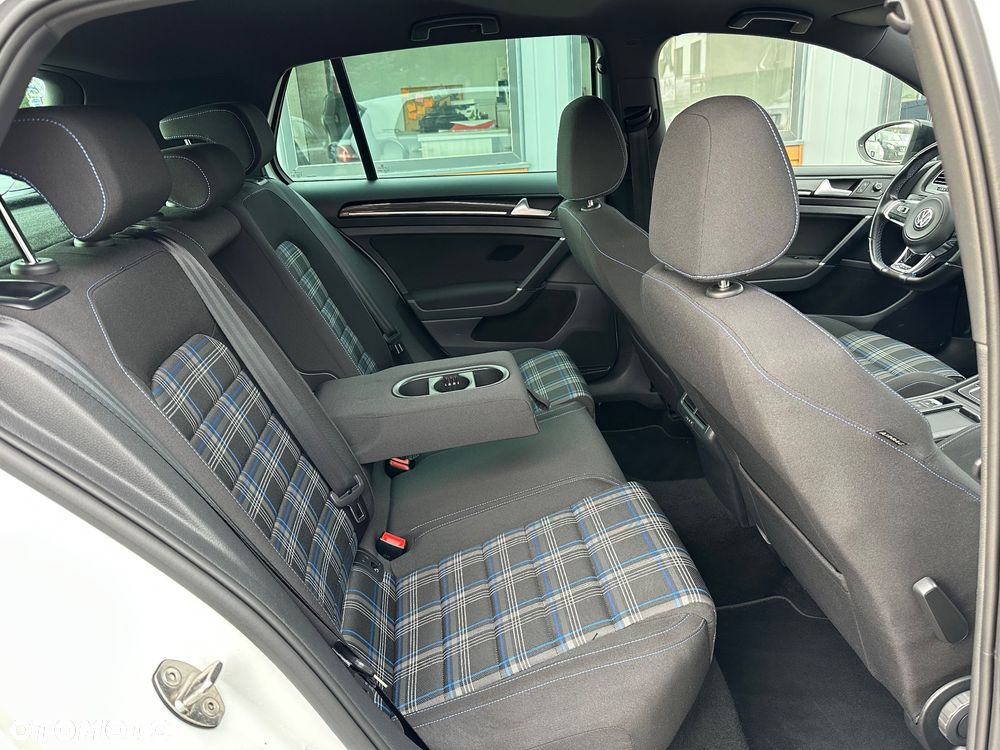 Volkswagen Golf - 10