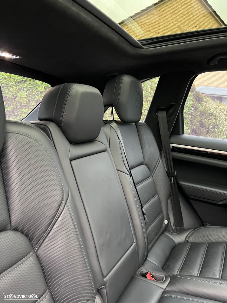 Porsche Cayenne Turbo S - 10