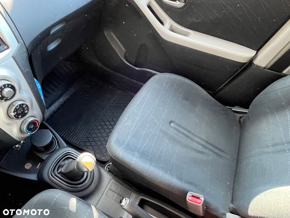 Toyota Yaris 1.3 - 6
