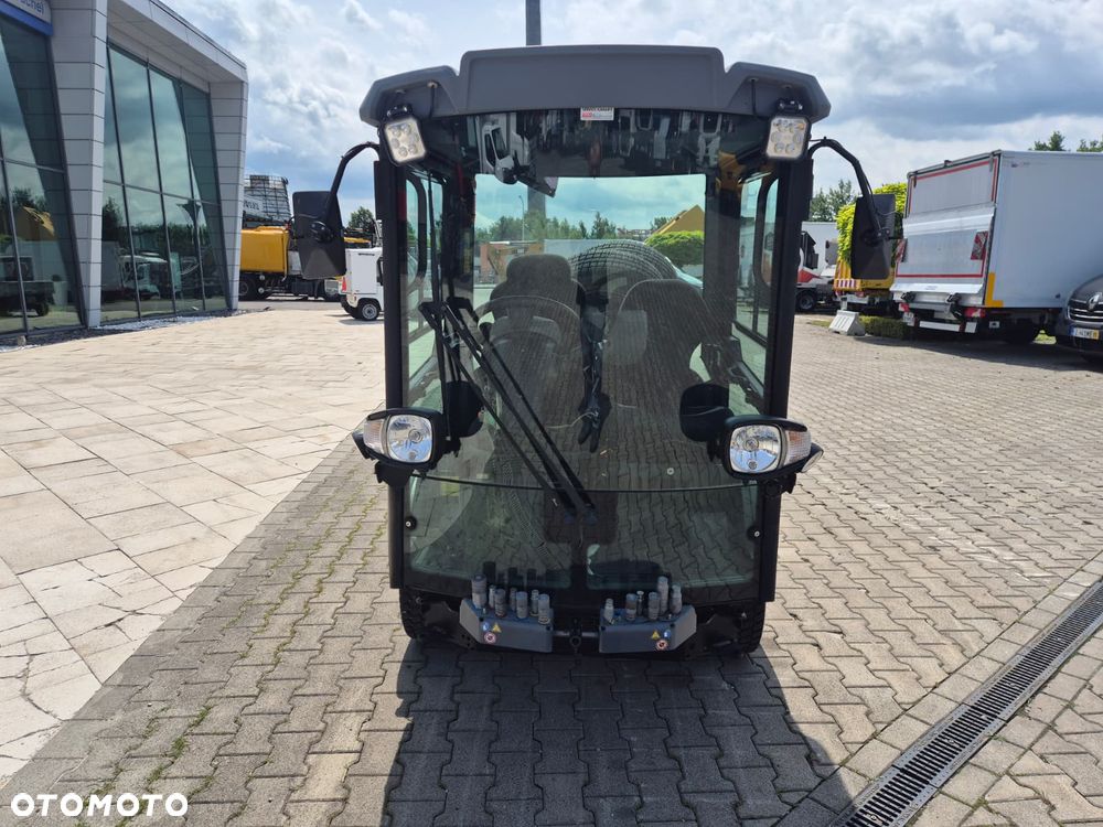 Kaercher MC 130 Adv. / KOMUNALNA MASZYNA DROGOWA / NOŚNIK OSPRZĘTU W KLASIE 3500KG / WYWROTKA / 2 KOMPLETYM KÓŁ / 4X4 / DIESEL KUBOTA 4 CYLINDRY / MOŻLIWY TRANSPORT - 4
