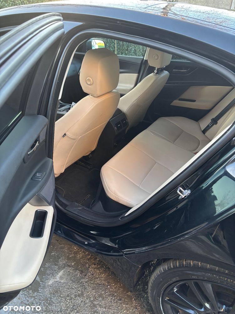 Jaguar XE 25t AWD Prestige - 11