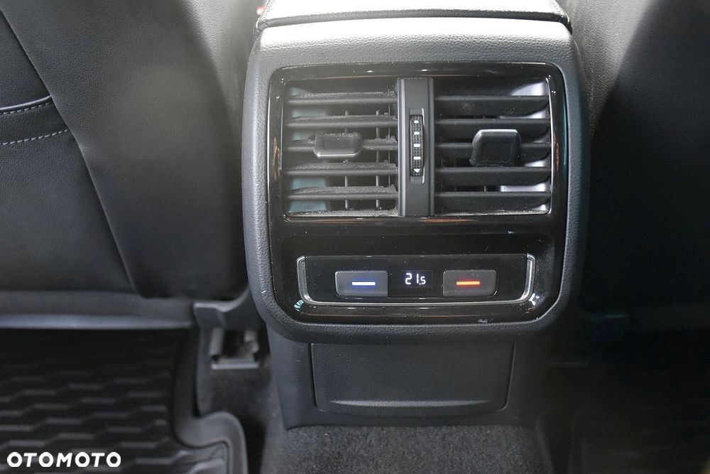 Volkswagen Passat Variant 2.0 TDI SCR DSG 4Motion Elegance - 22