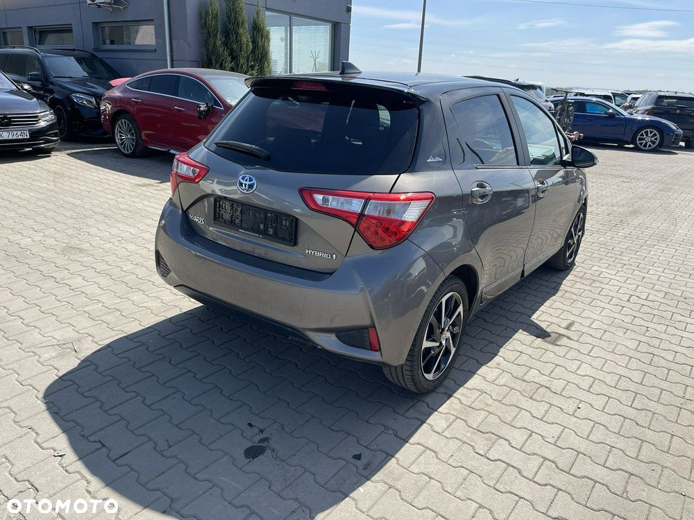 Toyota Yaris Hybrid 100 Selection Passion - 3