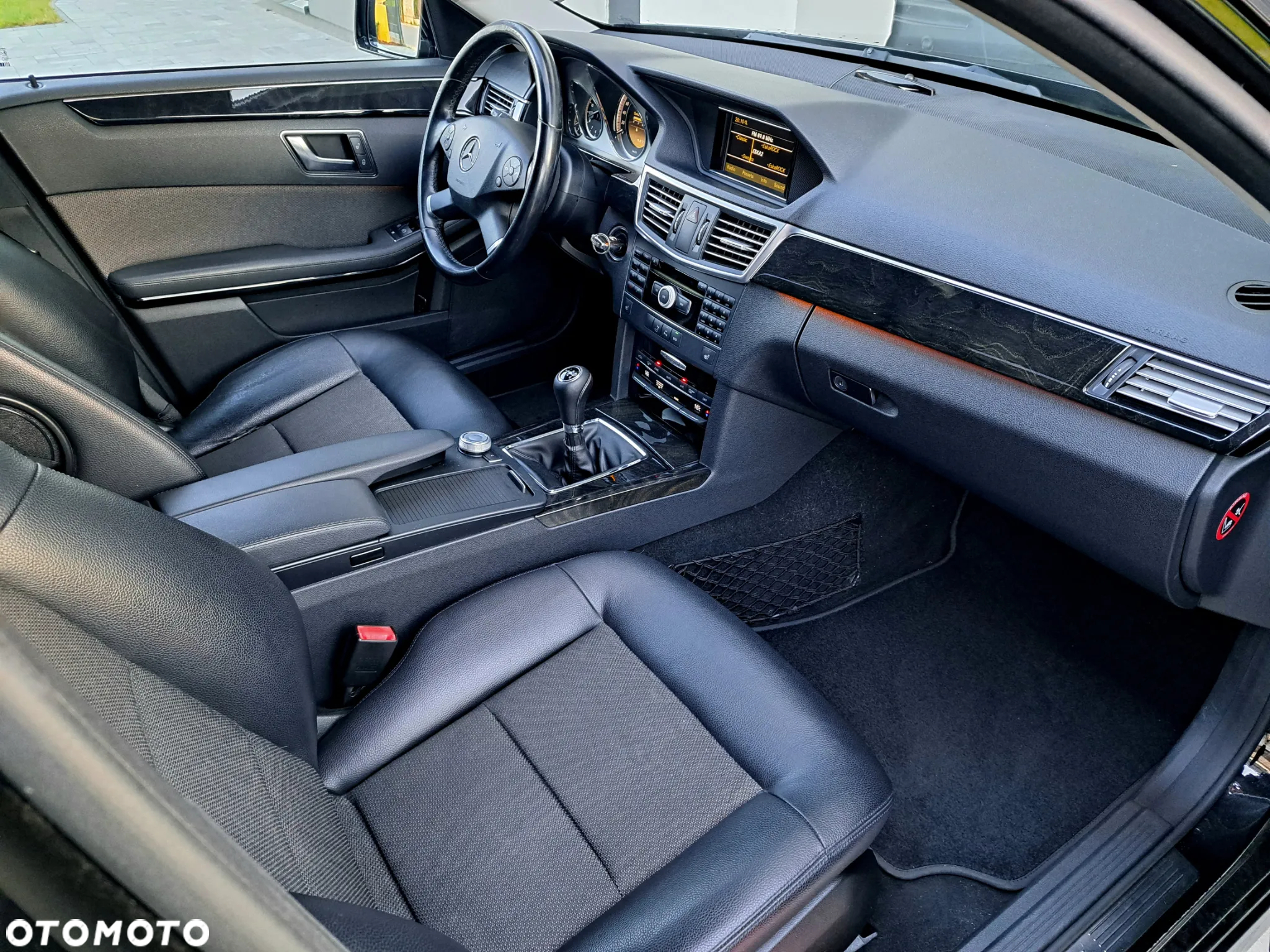 Mercedes-Benz Klasa E 200 CGI BlueEffICIENCY Avantgarde - 13