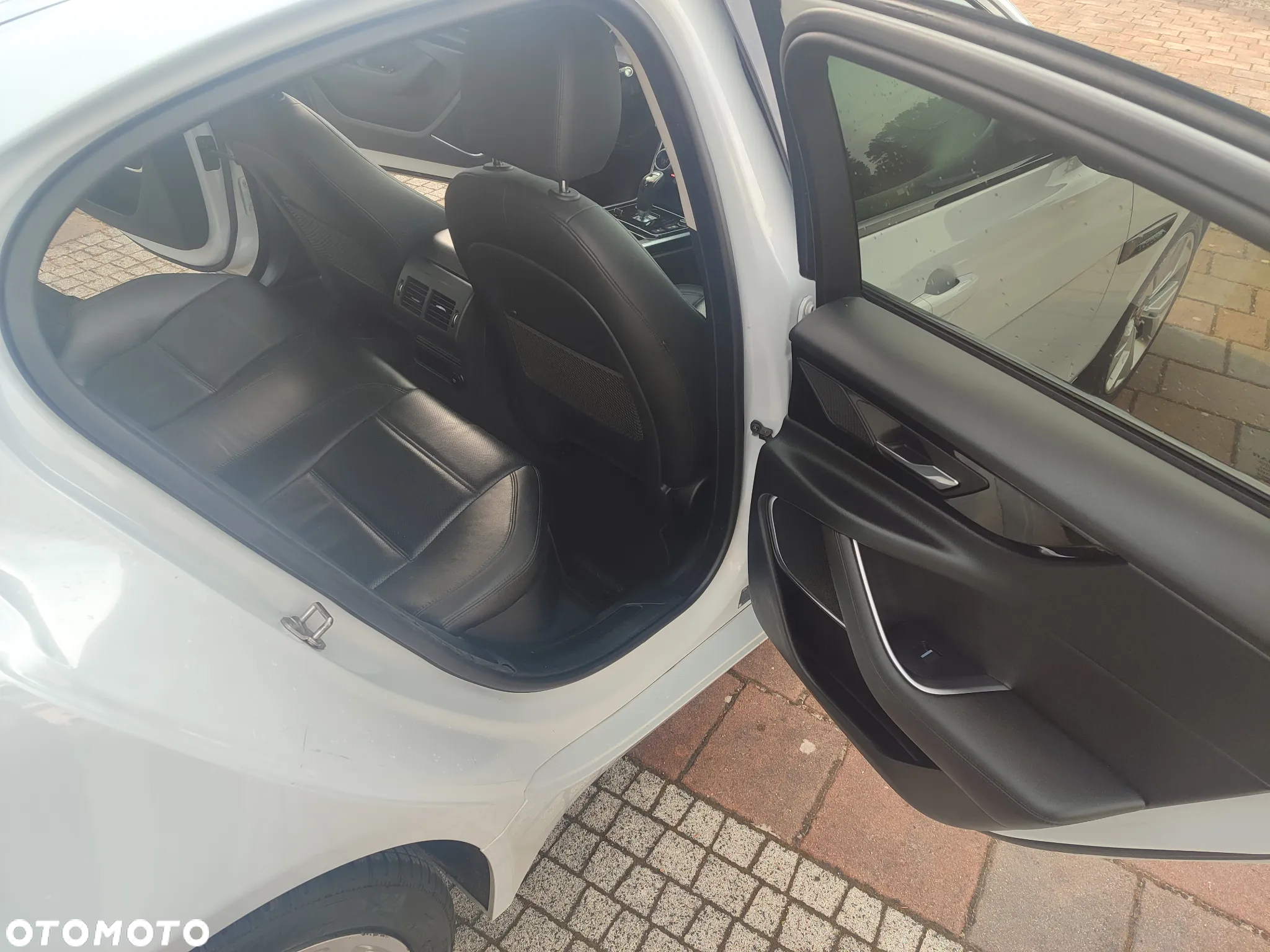 Jaguar XE 2.0 P300 AWD SE - 11