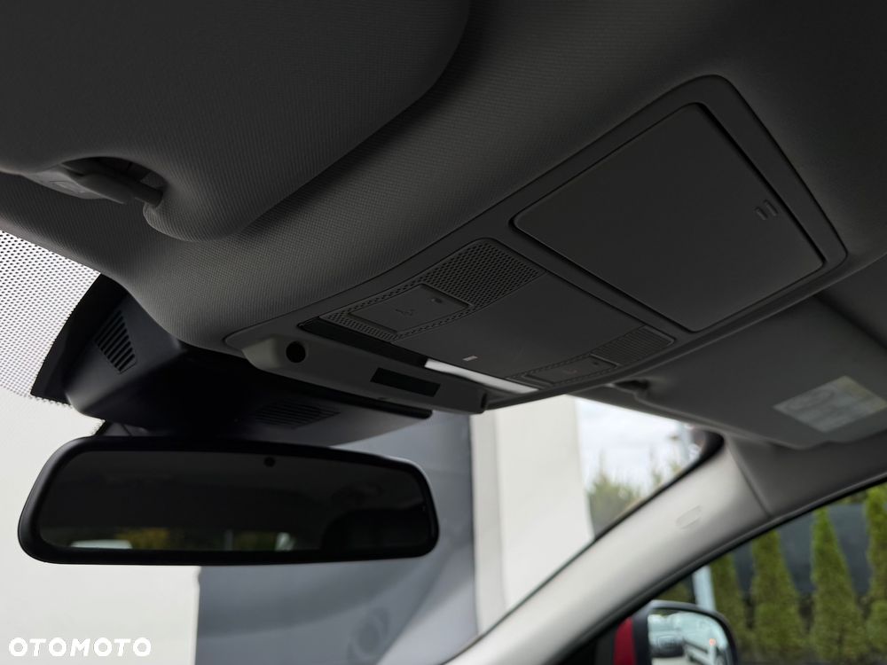 Jaguar XF 30d Portfolio - 26